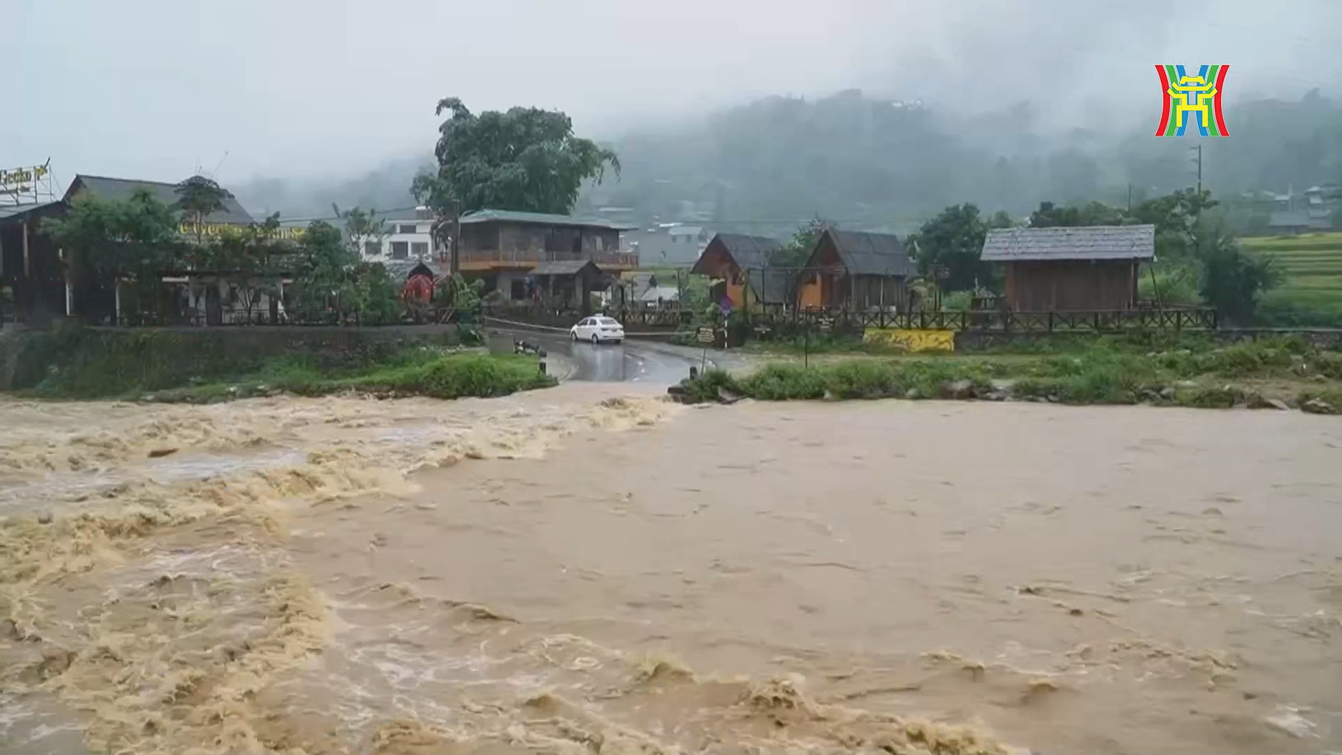 Mưa lớn đã khiến hàng loạt tuyến đường tại thành phố Lào Cai bị ngập lụt.